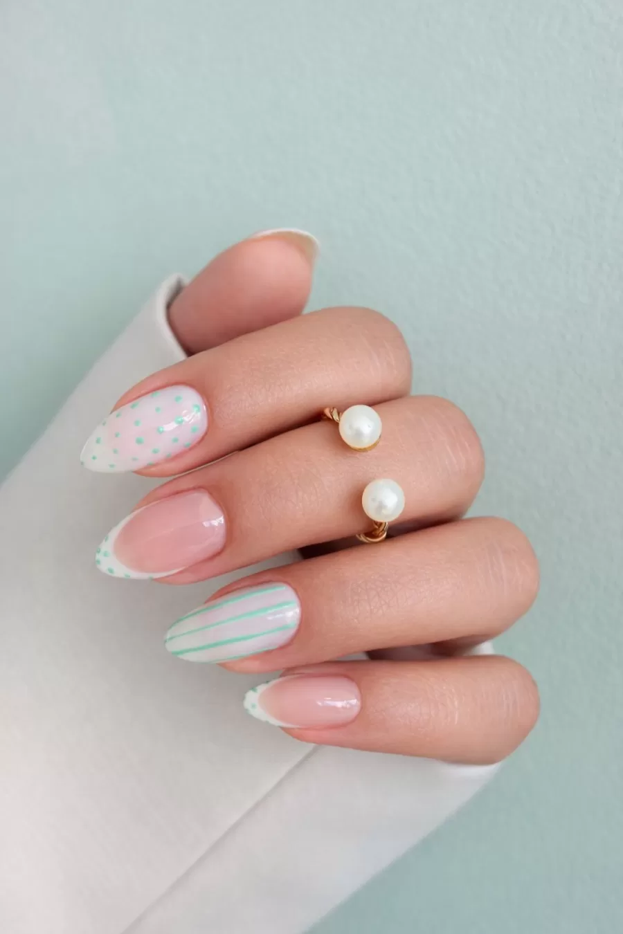 Manicure Premium con refuerzo en Gel + diseño o efectos | Incluye bebida Premium